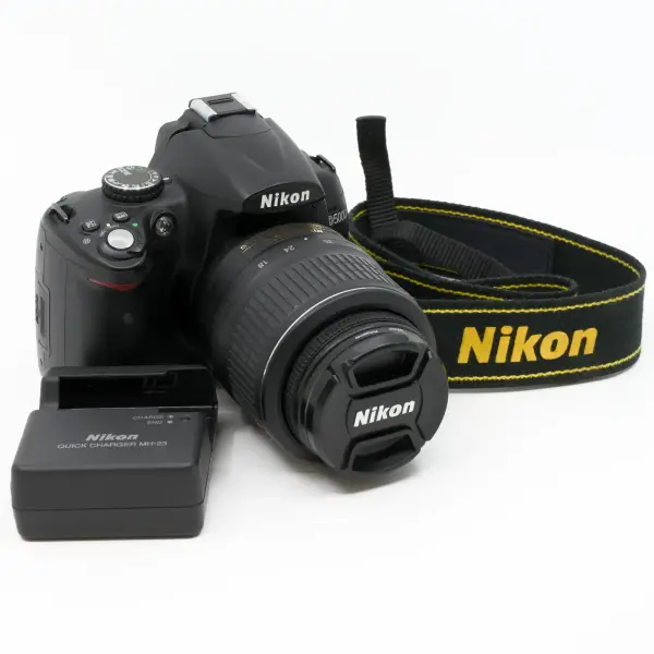 Nikon D5000 boîtier avec objectif Nikkor AF-S DX 18-55mm f/3.5-5.6 DX - *A+*