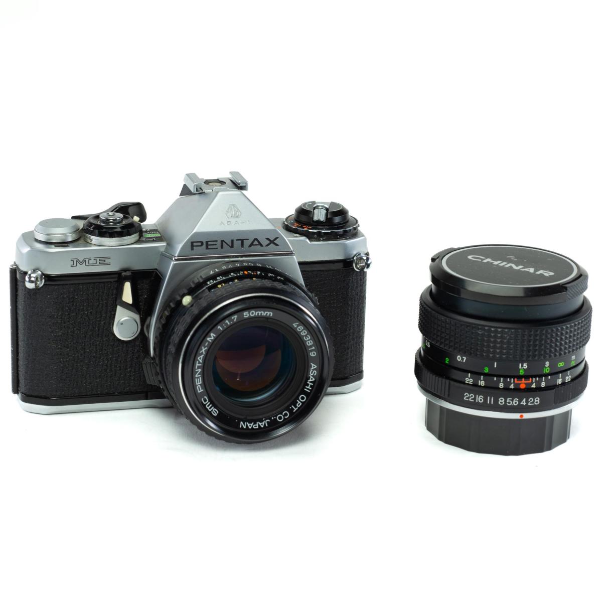Ensemble Pentax ME avec objectifs Pentax-M 50mm f/1.7 et Chinar 28mm f/2.8 - *A-*